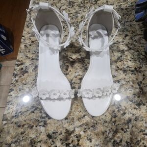 EUC white Flower Heels